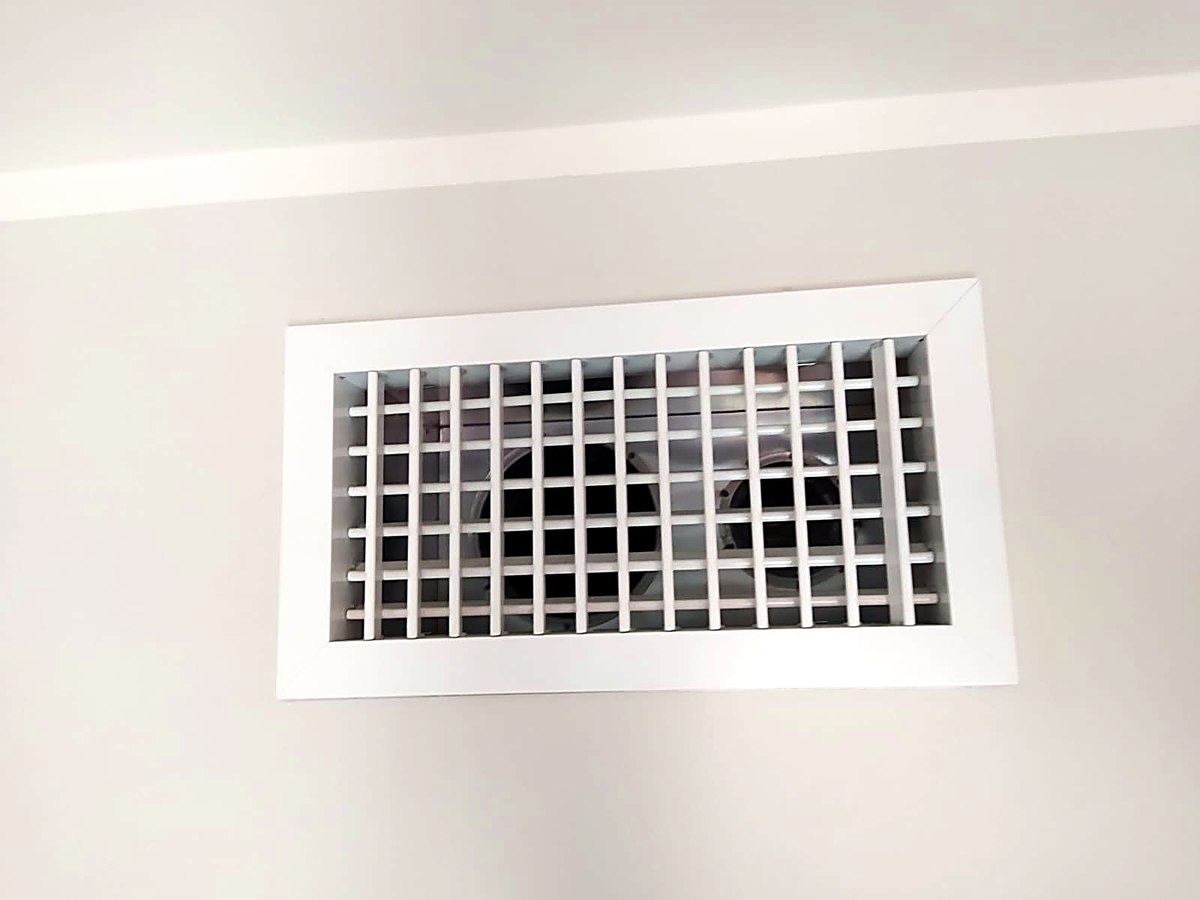 Griglia di mandata a soffitto a lavoro finito