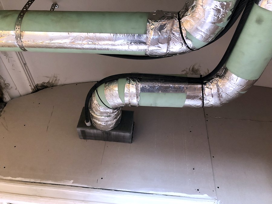 Curva su condotta coibentata staffata a soffitto