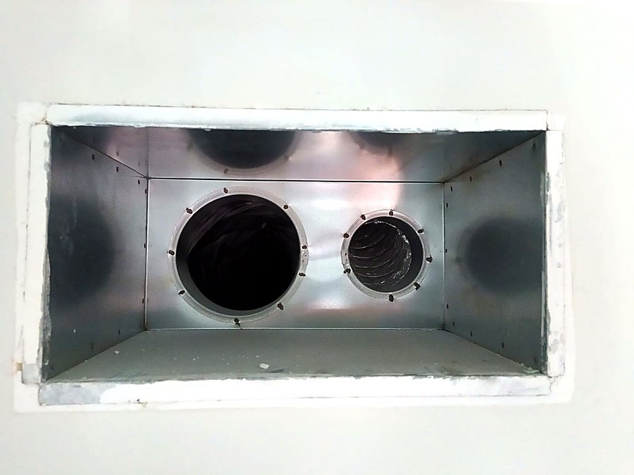 Interno di un plenum di mandata con gli attacchi circolari
