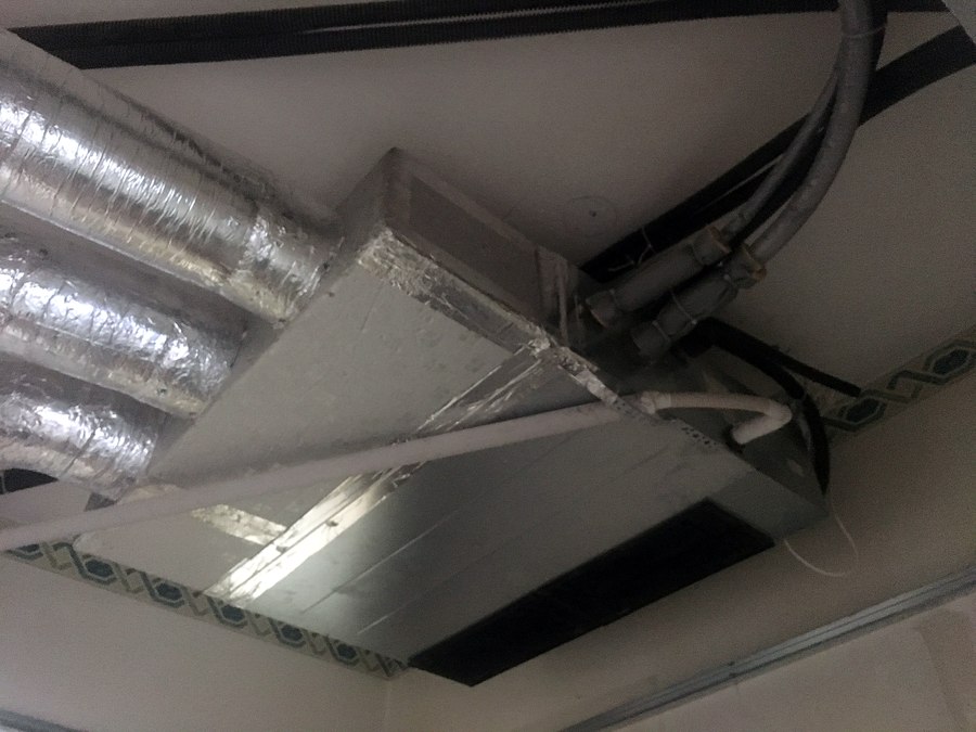 Plenum di mandata collegato alle condotte flessibili coibentate