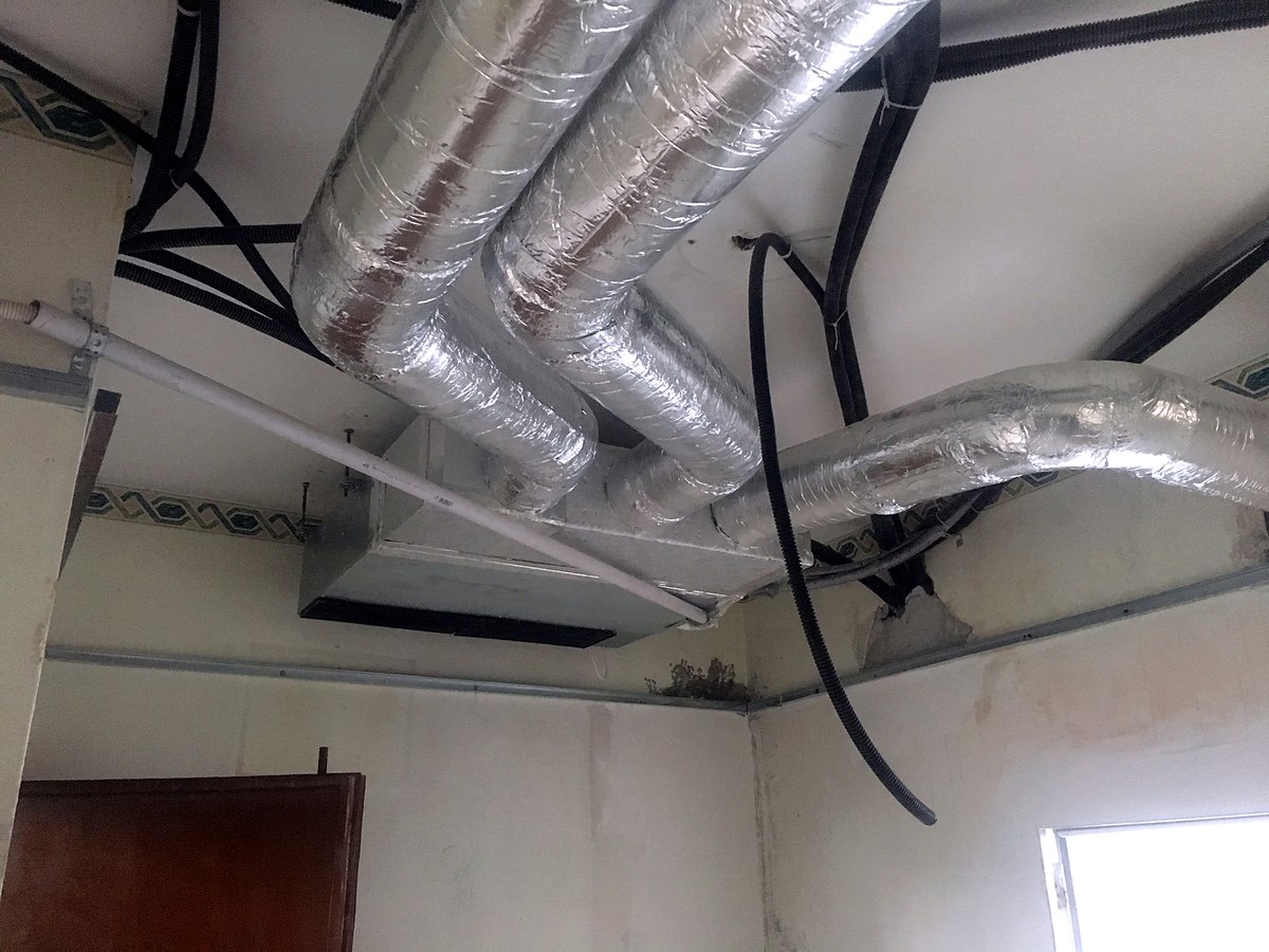 Condotte coibentate e plenum posati a soffitto prima della chiusura del controsoffitto